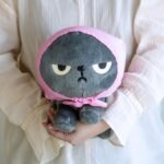 生氣氣的 MACHIKO 門擋雙手捧在手裡的樣子