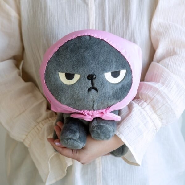 生氣氣的 MACHIKO 門擋雙手捧在手裡的樣子