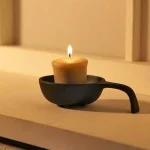 及源鑄造南部鉄器蠟燭台插上短形蠟燭的樣子 Oigen Nambu Cast Iron Candle with shor candle