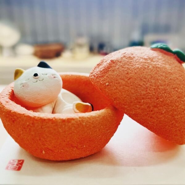 瀬戸焼果物猫精油擴香石香橙款式,打開香橙的蓋子……就會看到熟睡中的可愛小貓