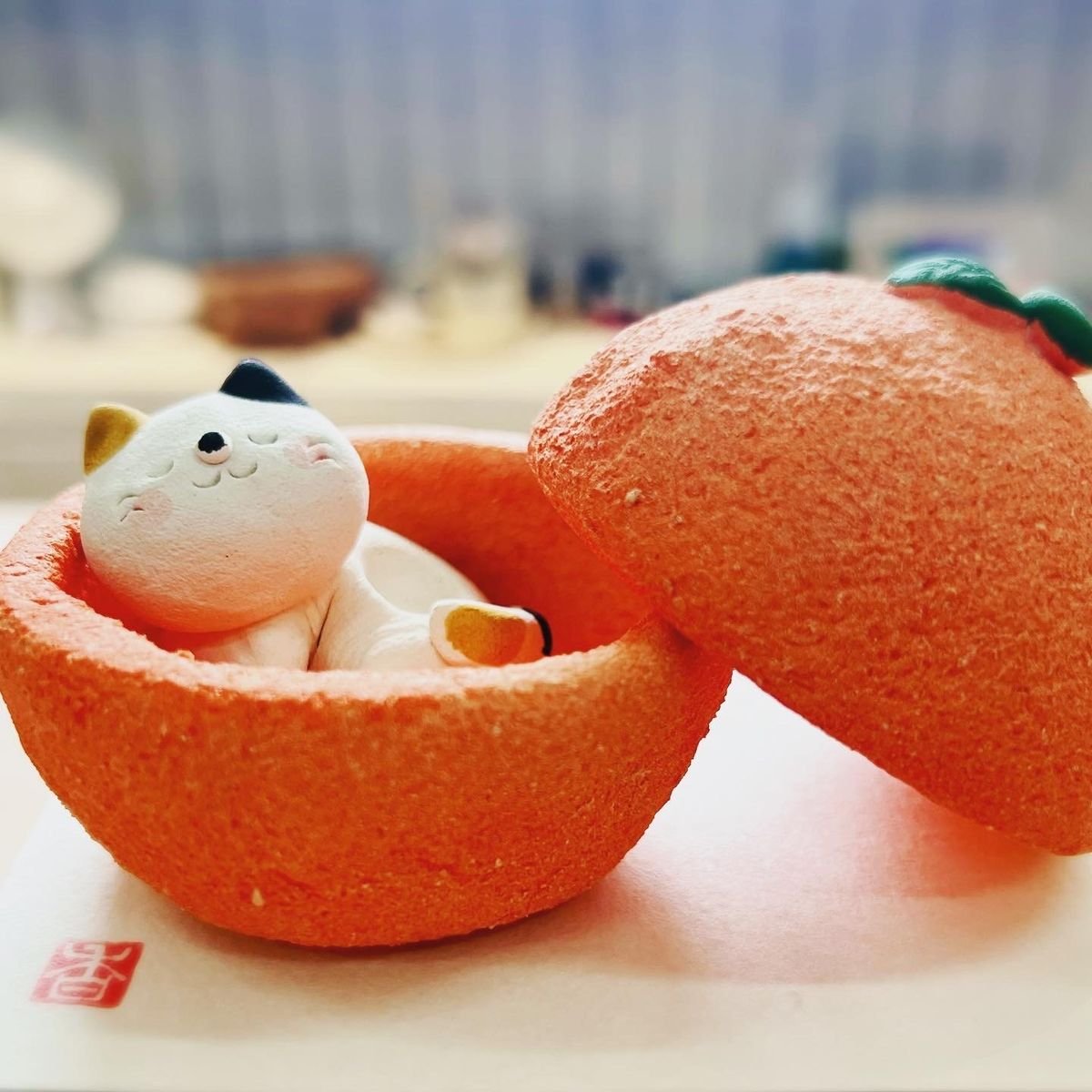 瀬戸焼果物猫精油擴香石香橙款式,打開香橙的蓋子……就會看到熟睡中的可愛小貓