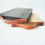 原木色與炭黑色Bricks 日本橡木砧板附有精緻真皮手柄，使用更為方便。