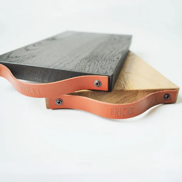 原木色與炭黑色Bricks 日本橡木砧板附有精緻真皮手柄，使用更為方便。