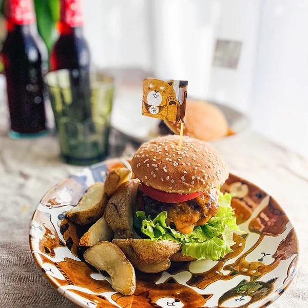 柴犬美濃燒餐碟盤子裡有食物的樣子