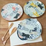 貓咪餐盤 黃色:紅色:藍色一齊放在枱上