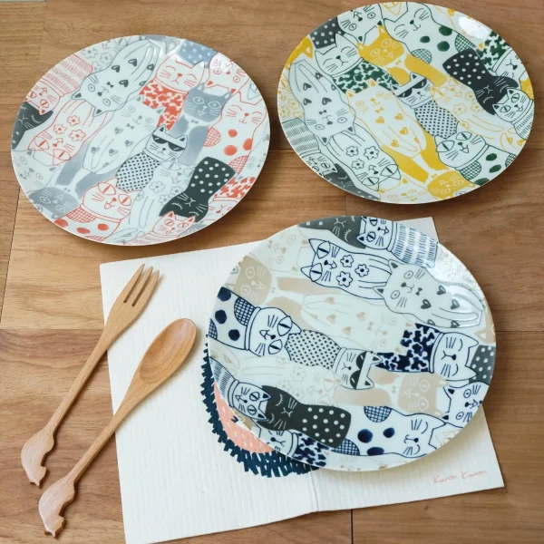 貓咪餐盤 黃色:紅色:藍色一齊放在枱上