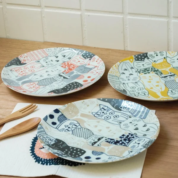 貓咪餐盤 黃色:紅色:藍色一齊放在枱上的側面圖