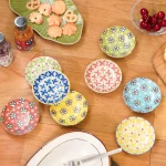 陶瓷小花圖案九宮格鮮豔的餐盤攤開在桌子上