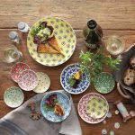 陶瓷小花圖案九宮格餐盤散放枱面七彩繽紛.