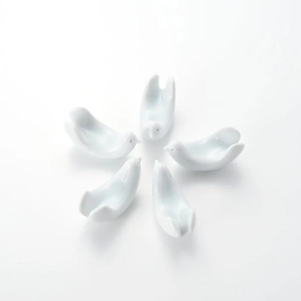 白山陶器小鳥筷子托架 5件擺放在餐枱上漂亮的展示圖