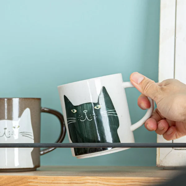 手工繪製貓咪杯白色與灰色款放在一起， 令家居空間增添趣味