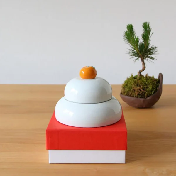 波佐見焼鏡餅陶器碗套裝在餐枱上漂亮的展示圖