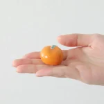 波佐見焼鏡餅陶器橙色桔子放在手掌上的樣子