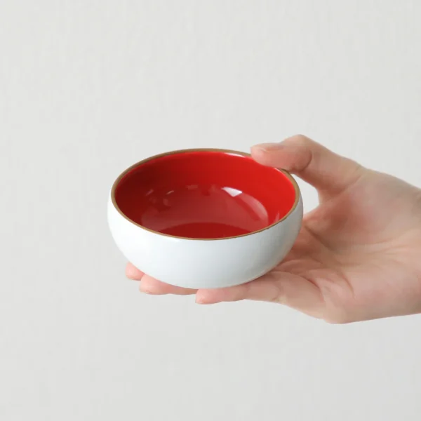 波佐見焼鏡餅陶器小碗單手拿在手裡的樣子