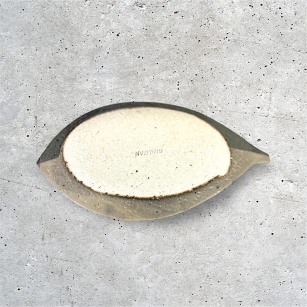 Rokuro Blut’s 樹葉形雙色餐盤底部