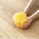 水果和花卉圖案玻璃杯 with juice