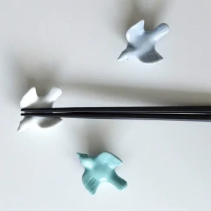 Kyosen 波佐見燒小鳥筷子托架放上筷子在餐枱上漂亮的展示圖