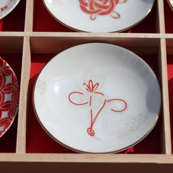 Mizuhiki 平安結小碟禮盒 白色和紅色圖案設計