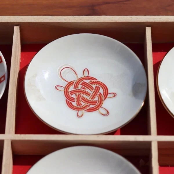 Mizuhiki 平安結小碟禮盒 白色和紅色結圖案設計