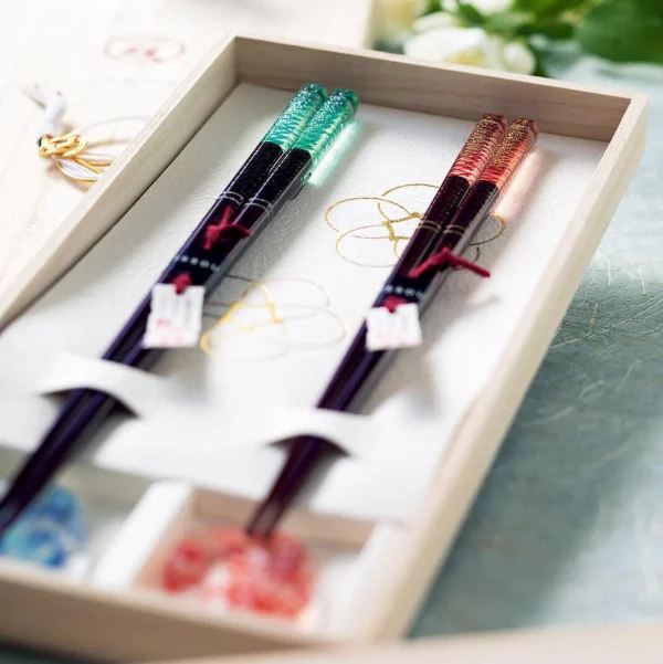 Issou 若狹塗夫婦對筷連托架套裝禮盒裝在木盒里面顯得優雅、漂亮