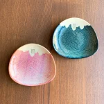 日本六魯富士山飯糰小盤，展示其獨特的粉引技法與溫潤手感。