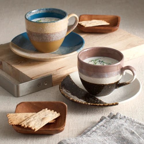 Aito 美濃燒杯碟 6件套裝,包括兩隻美濃燒杯及碟和兩隻小方木碟,展現獨特的釉面圖案和美式風格。