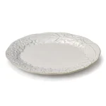 白色Aito 美濃燒浮雕花卉餐盤散發着典雅的美態