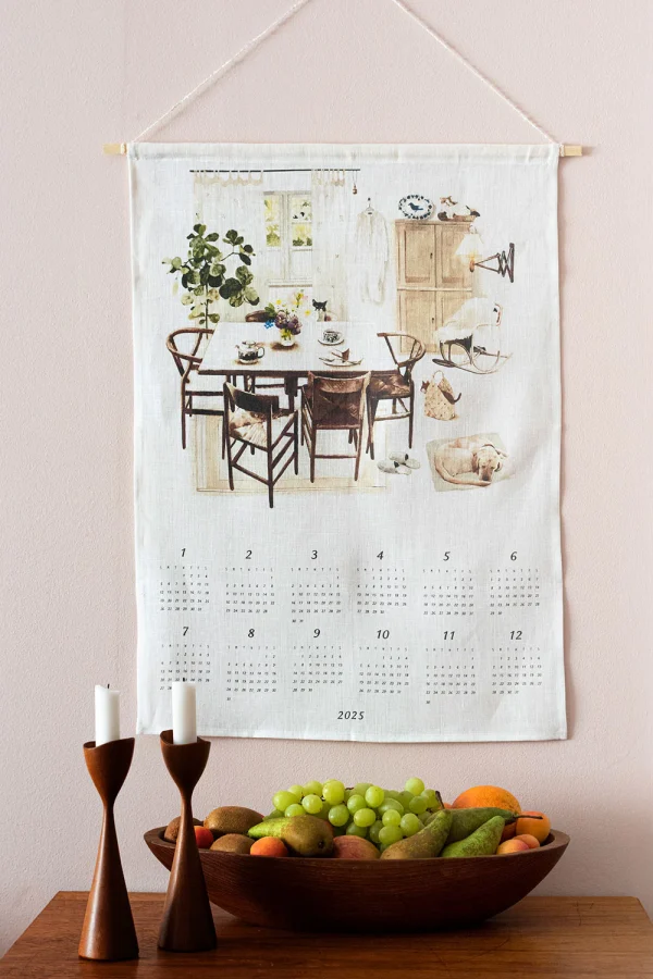 Fog Linen Work 彩繪亞麻2025年年曆- my cozy room 掛在牆上