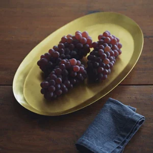 Fog Linen Work 黃銅托盤，手工打造，橢圓造型，散發溫暖金色光澤，為居家空間增添復古優雅氣息。