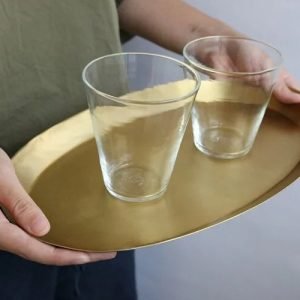 適用於桌面整理或珠寶收納的 M 號黃銅托盤，兼具實用與美觀。