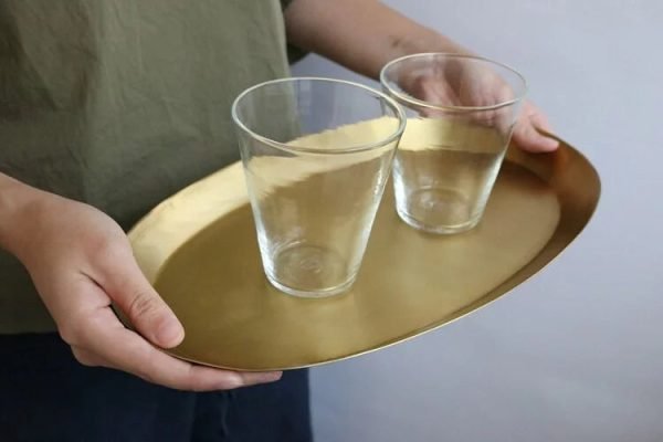 適用於桌面整理或珠寶收納的 M 號黃銅托盤，兼具實用與美觀。