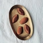 Fog Linen Work 手工黃銅托盤，表面獨特不規則紋理，展現手工製作的溫度。