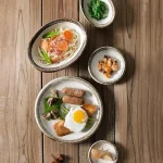 Rokuro Blut's 六魯 美濃燒橢圓鉢 與圓形碗放着食物俯視圖