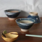 Rokuro Blut's 六魯 富士山 高臺茶碗 放在餐桌上面的場景圖