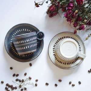 Rokuro Blut's 六魯根古芽咖啡杯碟套裝黑白色兩款一同放在桌上展示杯碟不同角度