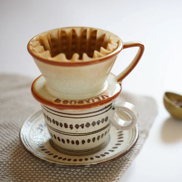 用白色款根古芽咖啡杯碟沖咖啡