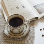 Rokuro Blut's 六魯根古芽咖啡杯碟套裝白色款杯子裡放著咖啡，放在桌面上的樣子