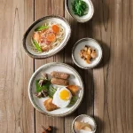 Rokuro Blut's 六魯 美濃燒不同的尺寸餐盤放上食物俯視圖片