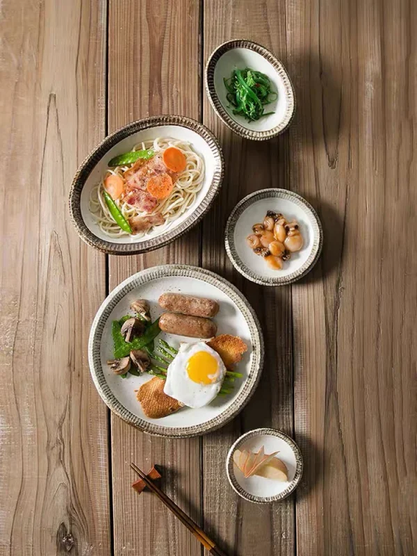 Rokuro Blut's 六魯 美濃燒不同的尺寸餐盤放上食物俯視圖片