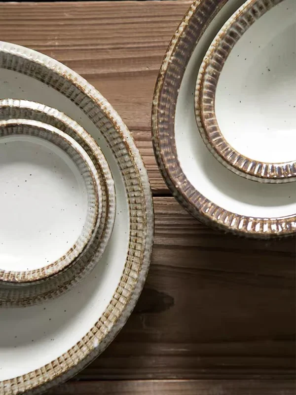 Rokuro Blut's 六魯 美濃燒不同尺寸餐盤邊緣設計細節