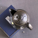 日本九谷燒手繪兔子茶壺俯視圖,見蓋子上也有兔子圖案