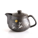 日本九谷燒手繪兔子茶壺正面白色背景圖
