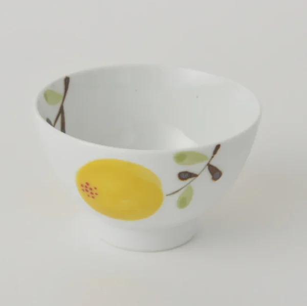 日本制造的波佐見燒手繪枇杷黃色碗上的圖案