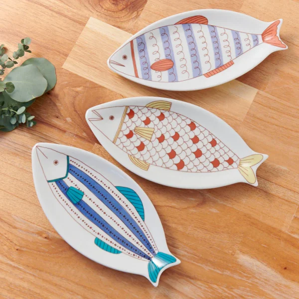 大號九谷燒小魚餐盤有三種顏色：红色、黄色和蓝色