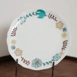 蓝色九谷燒花語圓盤正面清楚看到盤上所有的花鳥等圖案