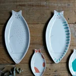 波點與條紋貓咪大餐盤與同款細餐盤放在枱面形成對比