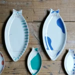 花紋與條紋貓咪大餐盤與同款細餐盤放在枱面形成對比