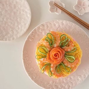 深山Miyama 美濃燒櫻花粉花卉浮雕盤 21cm：精美浮雕櫻花圖案的21cm盤子。