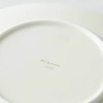 深山Miyama 美濃燒象牙白花卉浮雕盤 底部印有品牌名稱