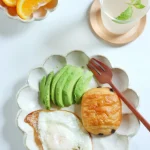 Rokuro Blut's 六魯花皿系列美濃燒餐盤是吃早餐的好選擇